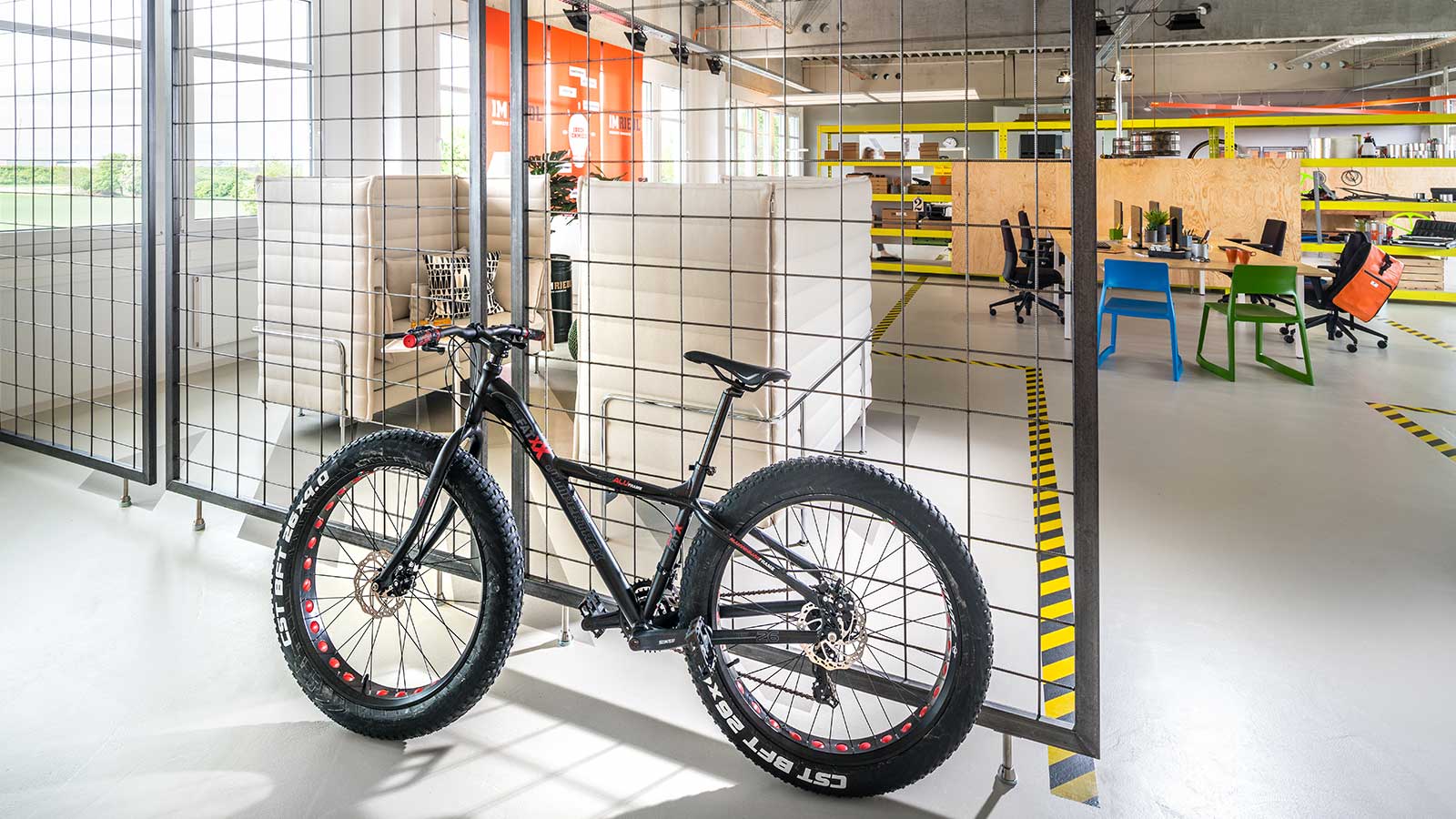 Im Riedl Innenansicht Großraumbüro Detail mit Fahrrad im Vordergrund